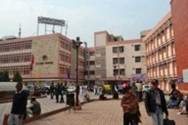 हमलावरों पर कार्यवाही में हुई देरी, वाल्मीकि अस्पताल के डॉक्टरों ने दी सेवा बंद करने की धमकी हमलावरों पर कार्यवाही में हुई देरी, वाल्मीकि अस्पताल के डॉक्टरों ने दी सेवा बंद करने की धमकी